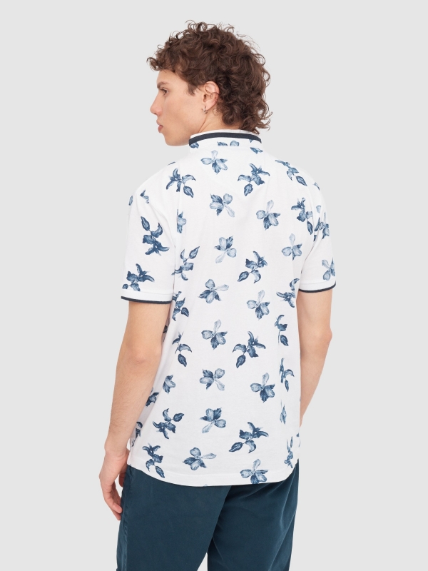 Pólo com estampado tropical branco vista meia traseira