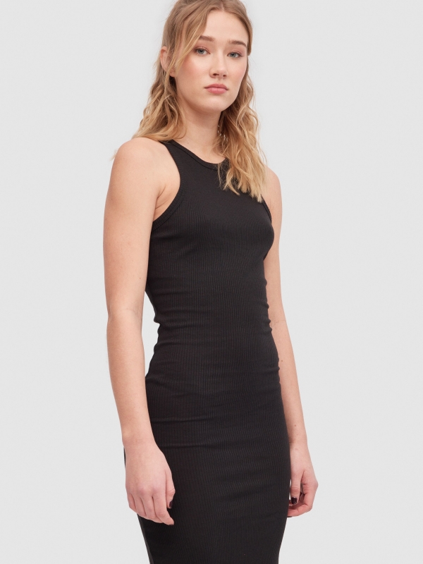 Vestido midi canelado preto vista detalhe