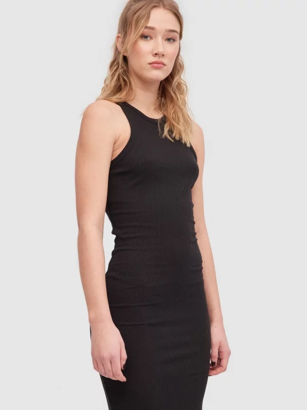 Vestido midi canelado preto vista detalhe