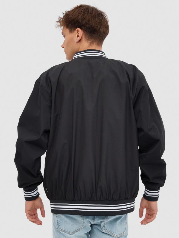 Cazadora bomber de nylon negro vista media trasera