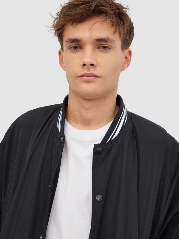 Casaco bomber em nylon preto vista detalhe