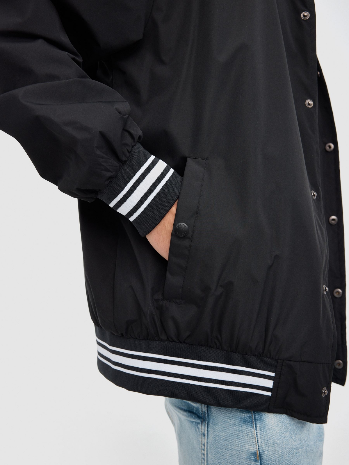 Casaco bomber em nylon preto vista detalhe