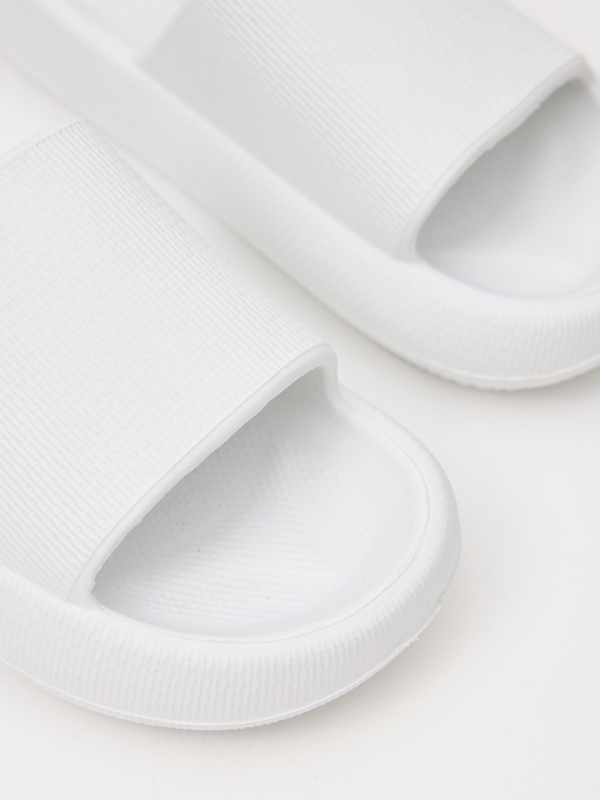 Comfort beach flip flops white detail view