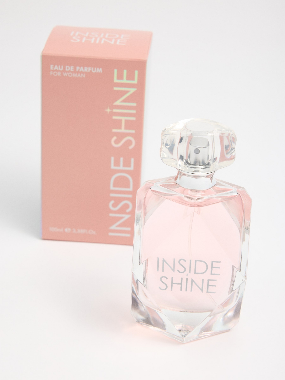 Perfume feminino 100ml transparente vista detalhe