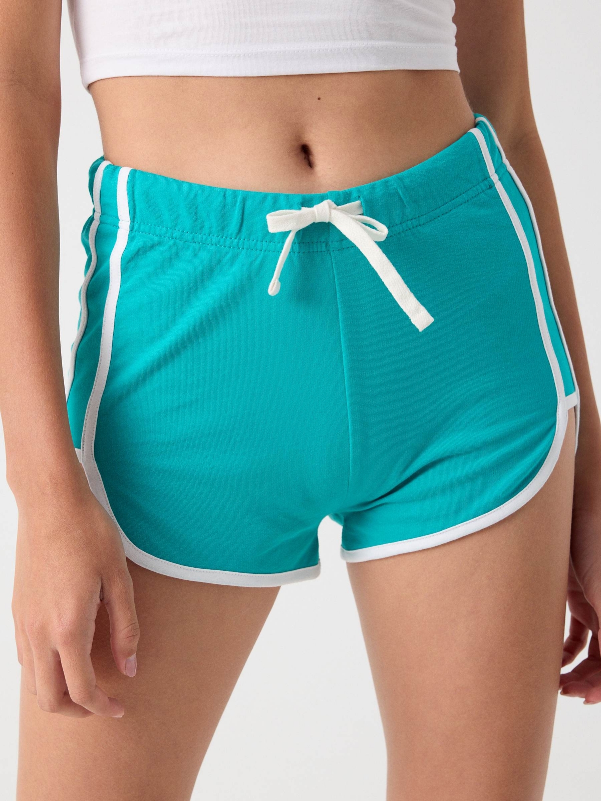 Shorts debrum em contraste turquesa vista detalhe