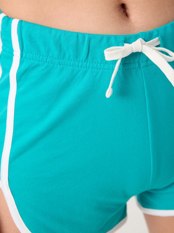 Shorts debrum em contraste turquesa vista detalhe