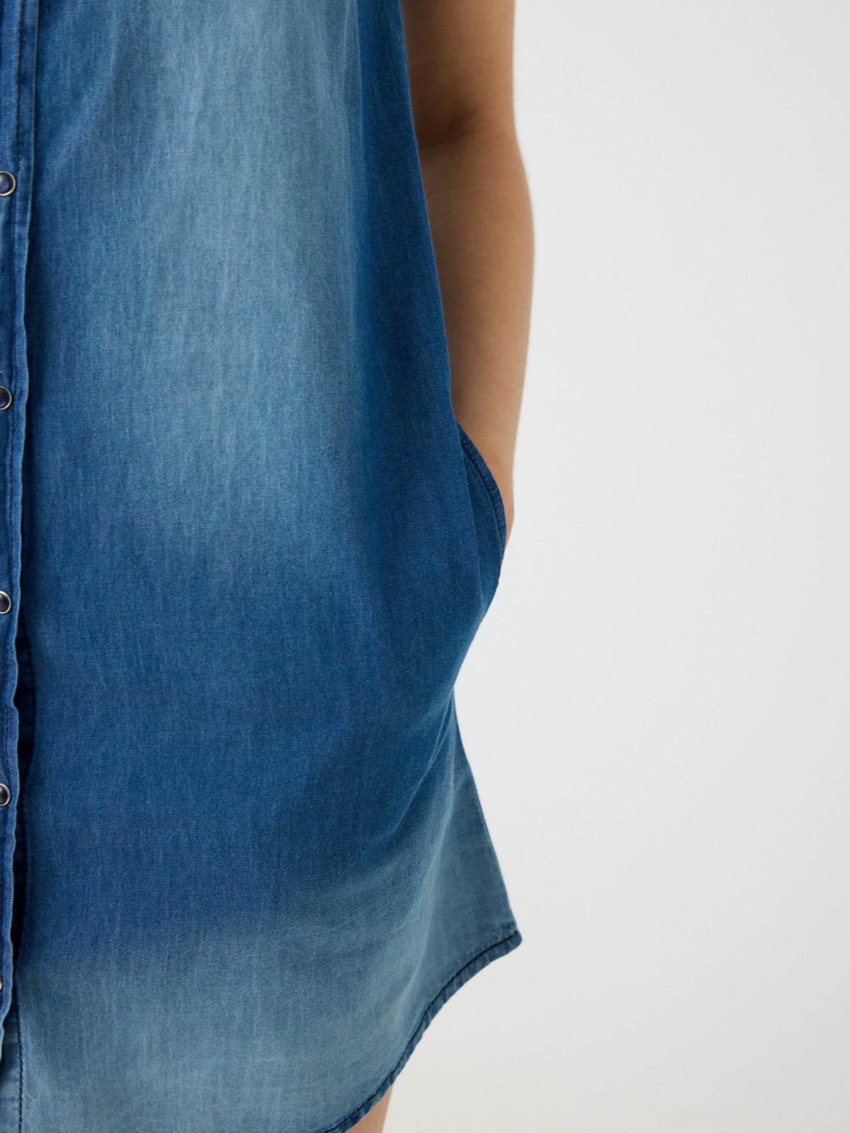 Vestido camisa denim azul vista detalhe