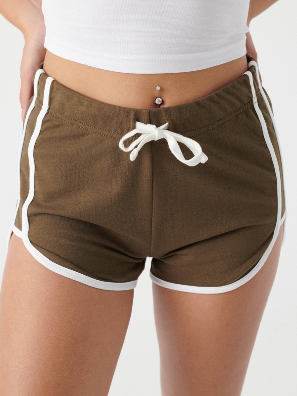 Contrast trim shorts olive green detail view