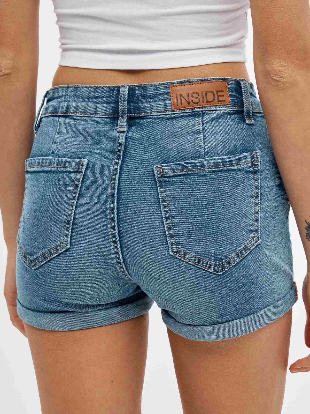 High-waisted denim shorts blue detail view