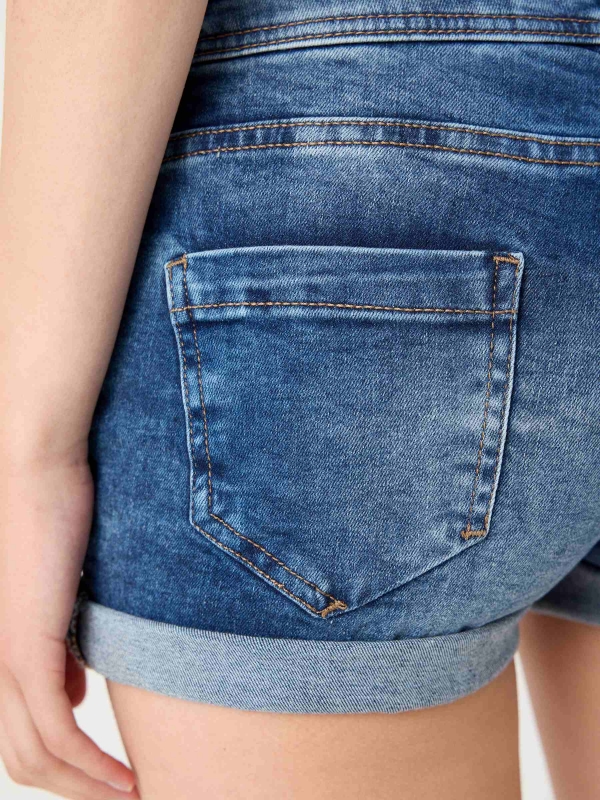 Short denim azul lavado e rasgado azul vista detalhe