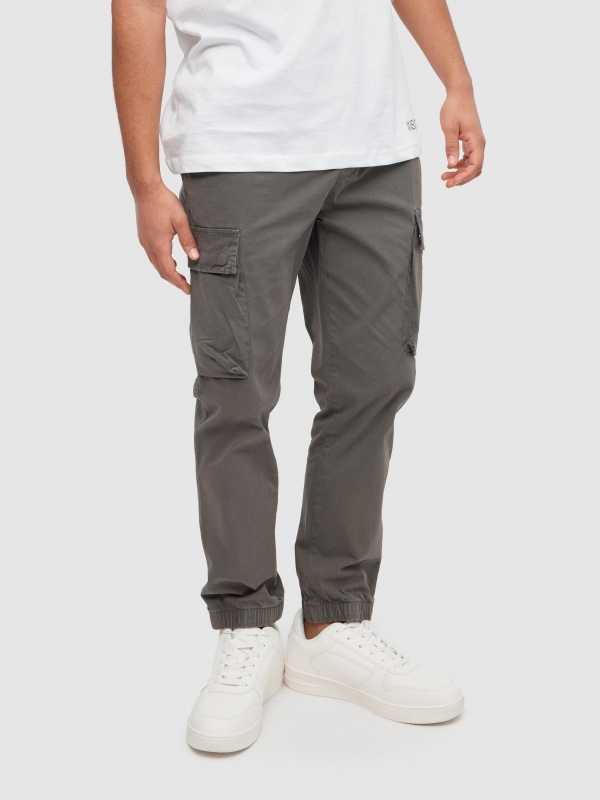 Pantalón jogger multibolsillos gris vista media frontal