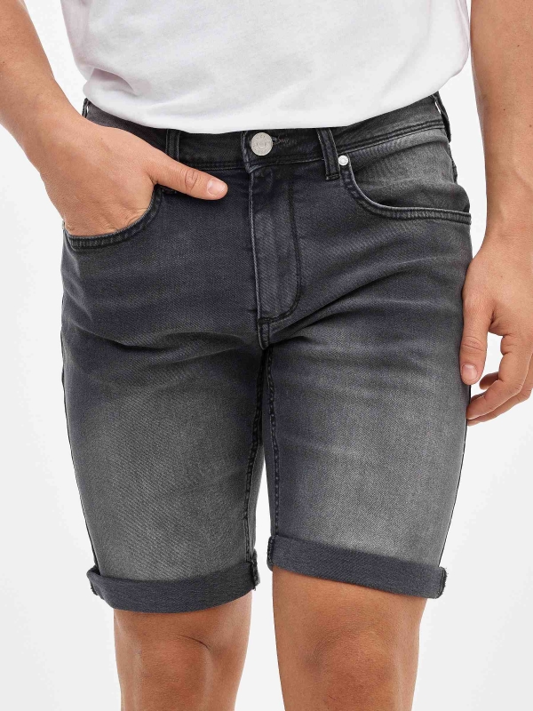 Bermuda denim efeito lavado preto vista detalhe