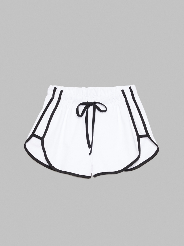  Shorts debrum em contraste branco