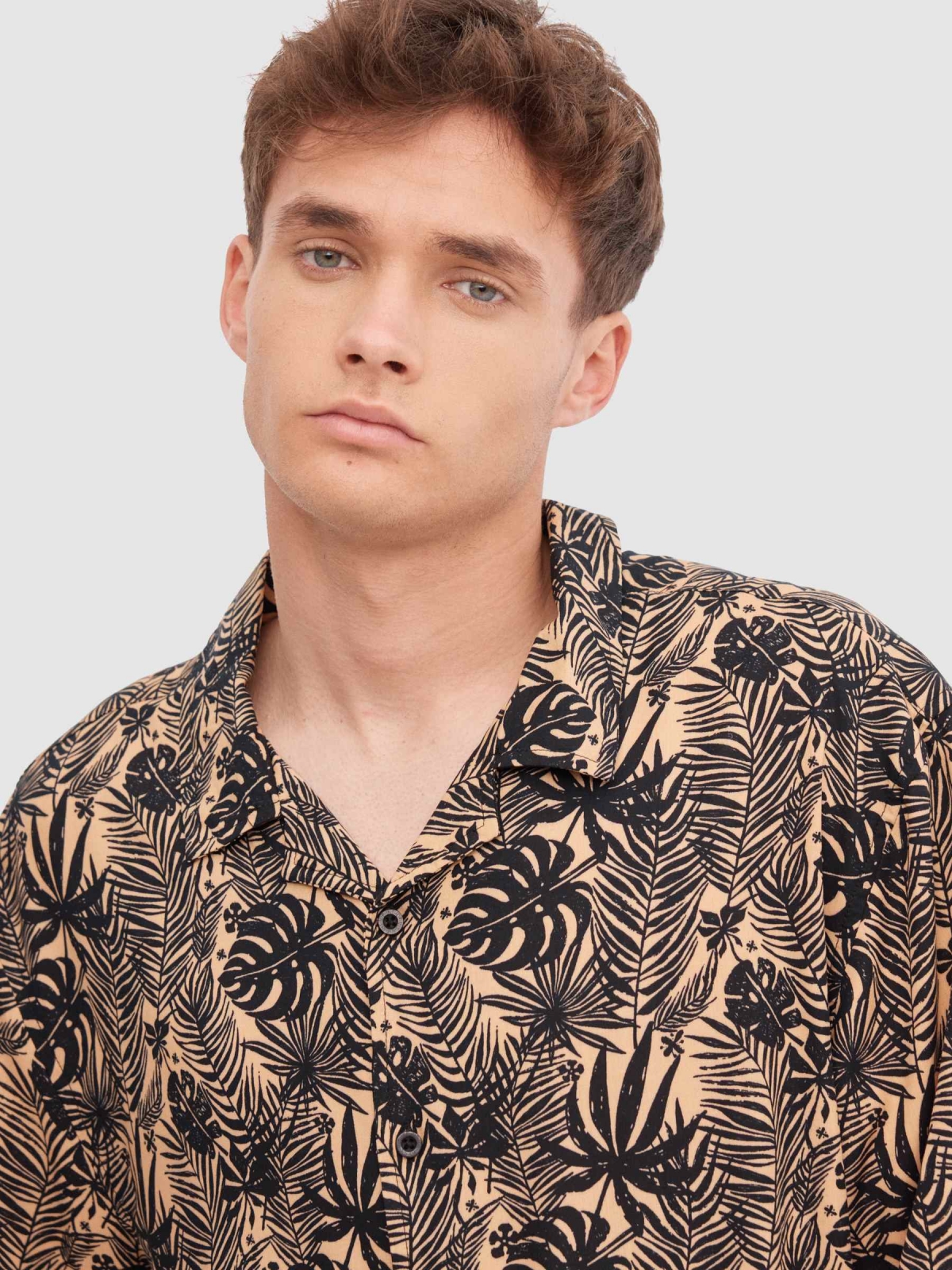 Camisa folhas tropicais bege vista detalhe