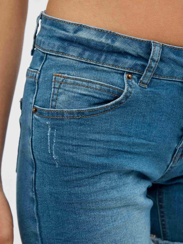 Shorts denim bainha desfiada azul vista detalhe