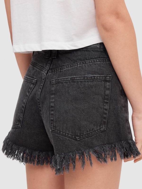 Shorts denim desfiados preto vista detalhe traseira