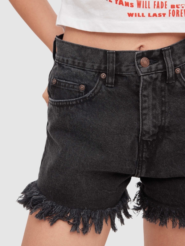 Shorts denim desfiados preto vista detalhe frontal