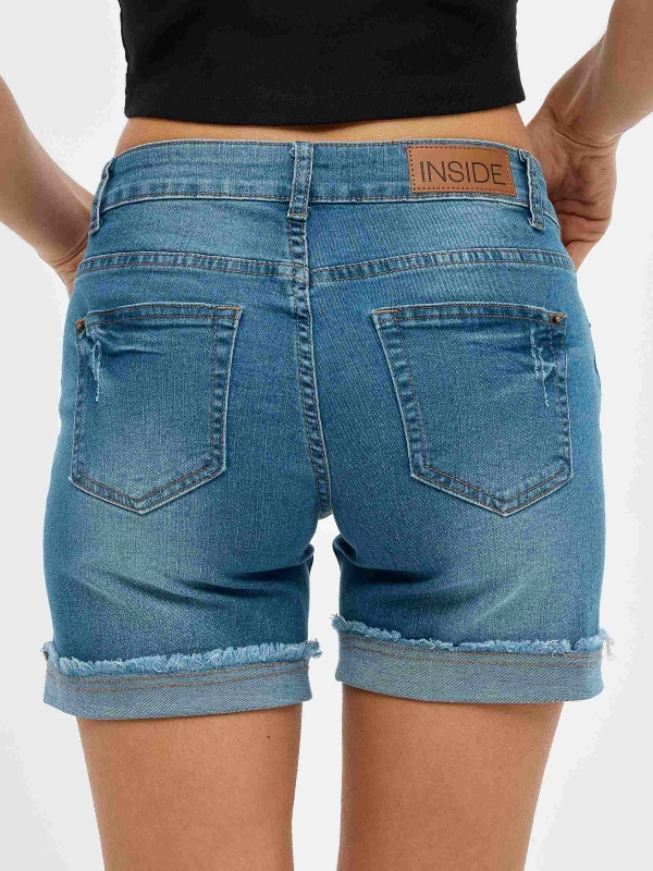 Shorts denim bainha desfiada azul vista detalhe