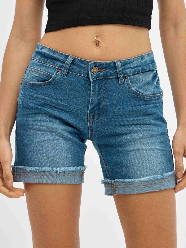 Frayed hem denim shorts blue detail view