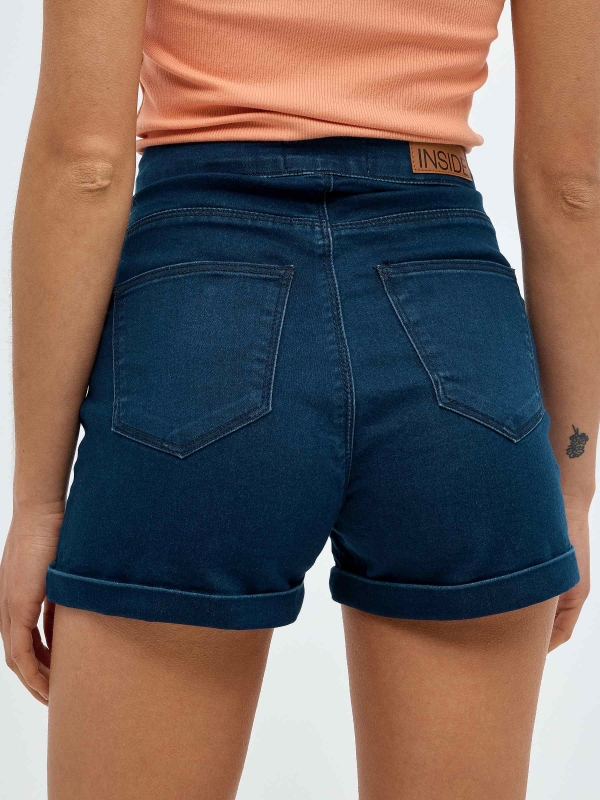 Short denim cintura alta com botões azul vista detalhe