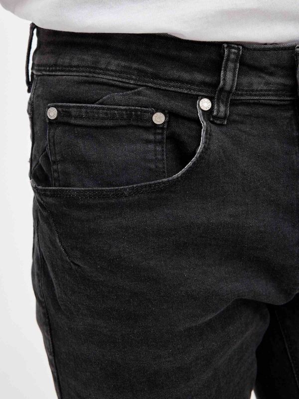 Bermuda denim bajo vuelta negro vista detalle