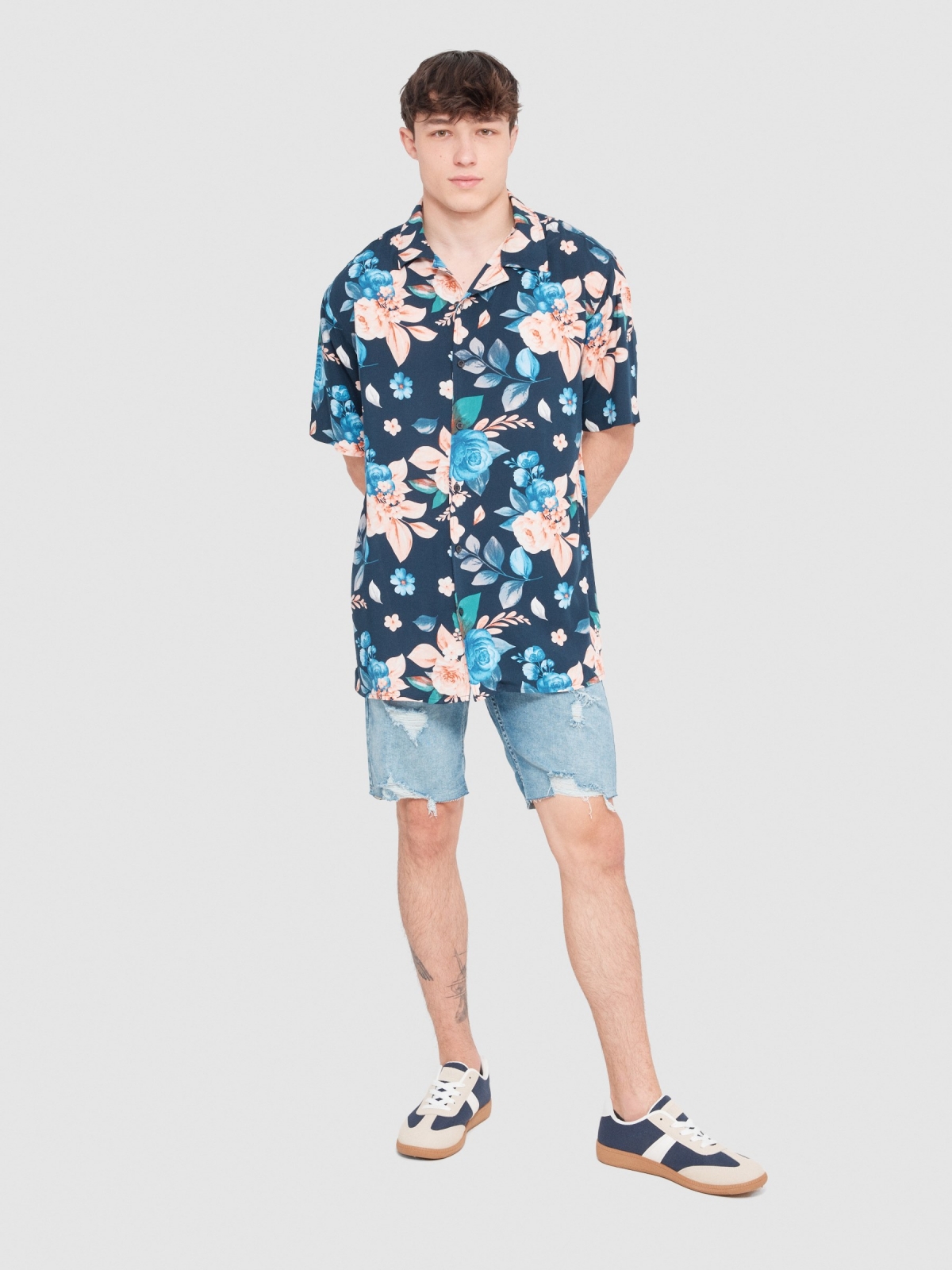 Camisa floral azul vista geral frontal