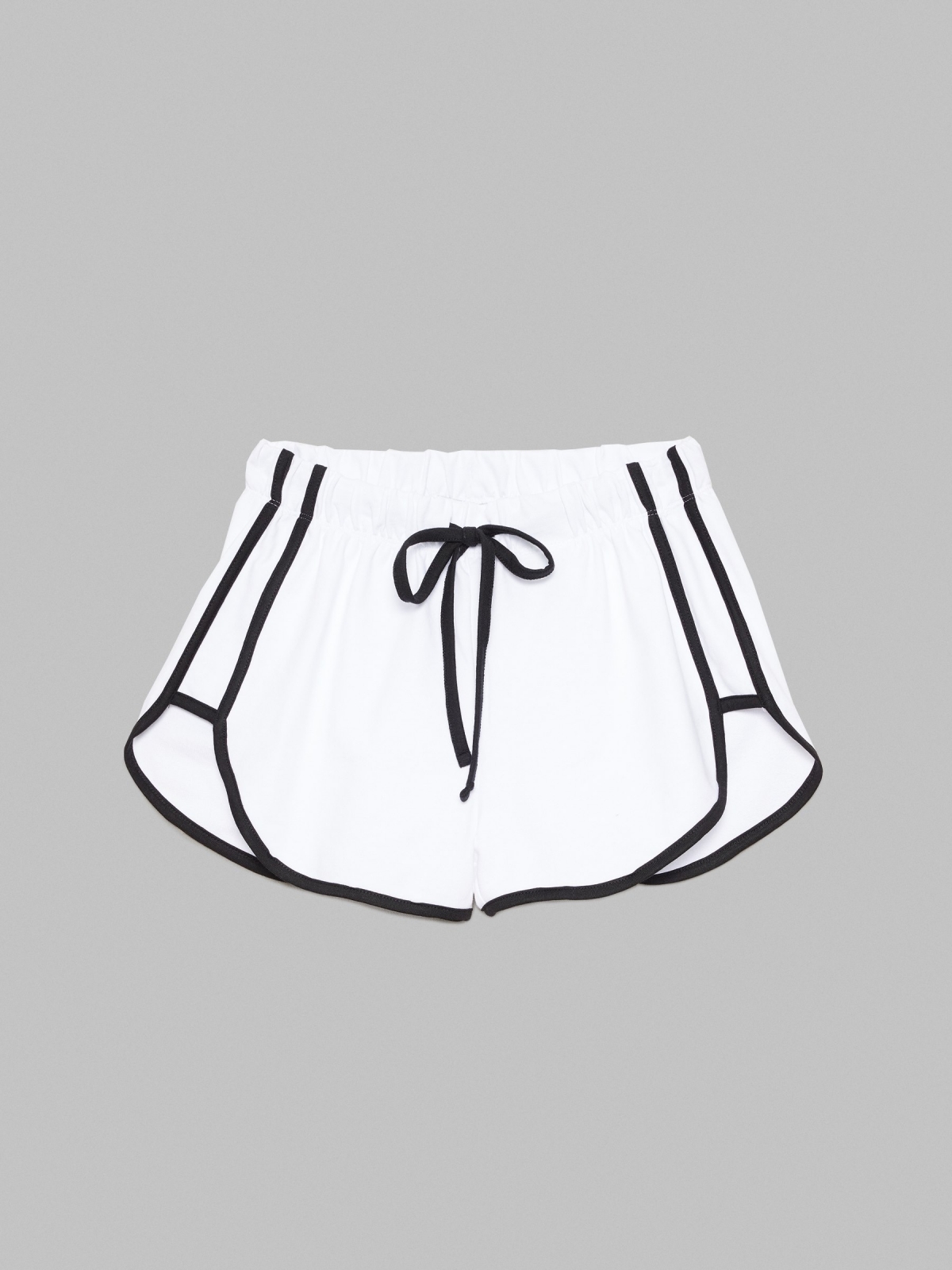  Shorts debrum em contraste branco