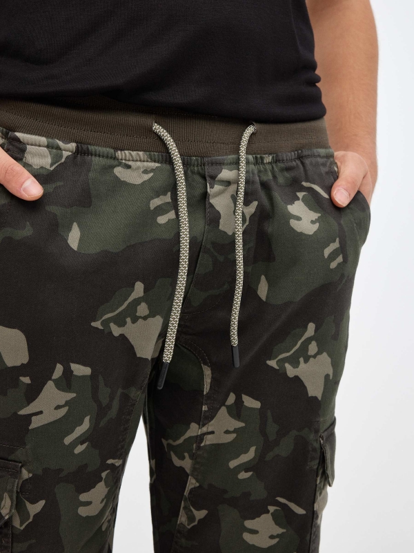 Camouflage cargo bermuda khaki detail view