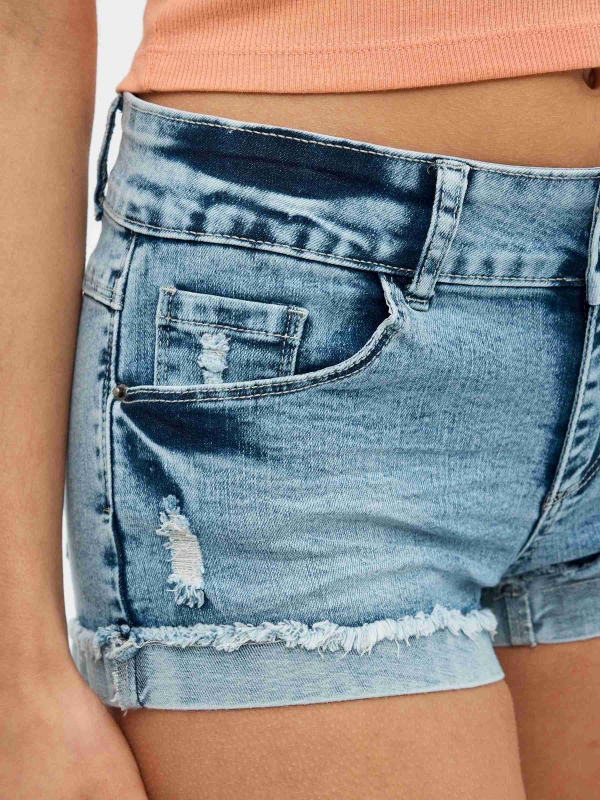 Shorts denim com efeito lavado rasgado azul vista detalhe