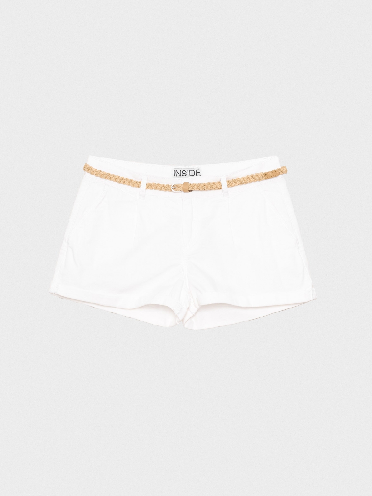  Shorts com pinças e cinto branco