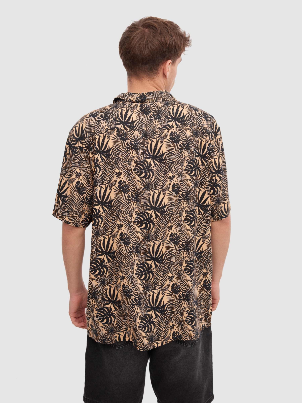 Camisa hojas tropicales beige vista media trasera