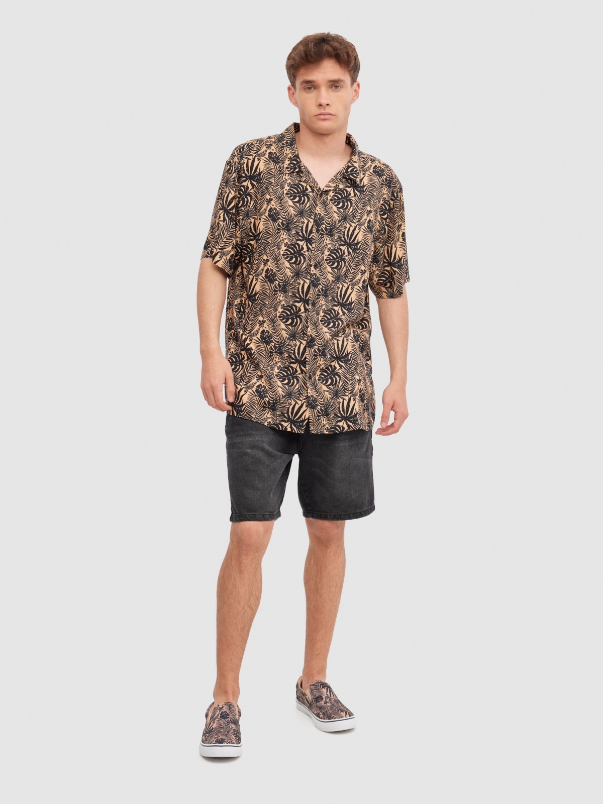 Camisa folhas tropicais bege vista geral frontal