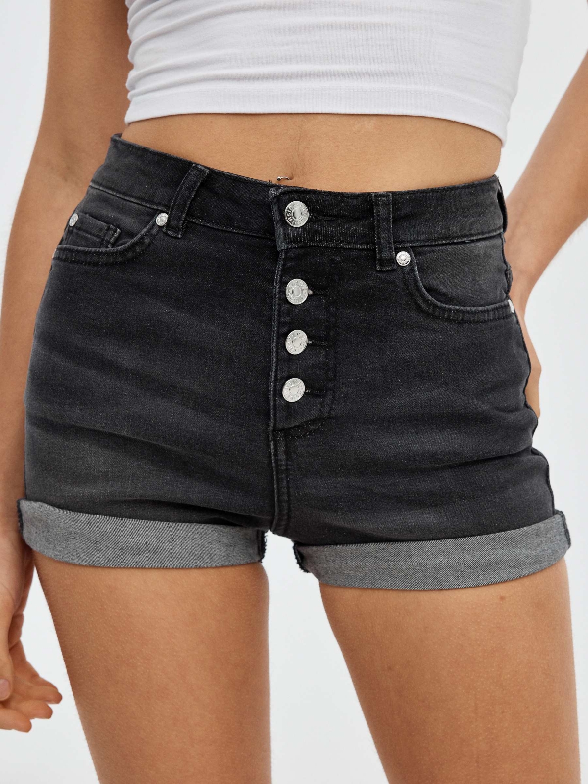 Short denim abotoado preto vista detalhe