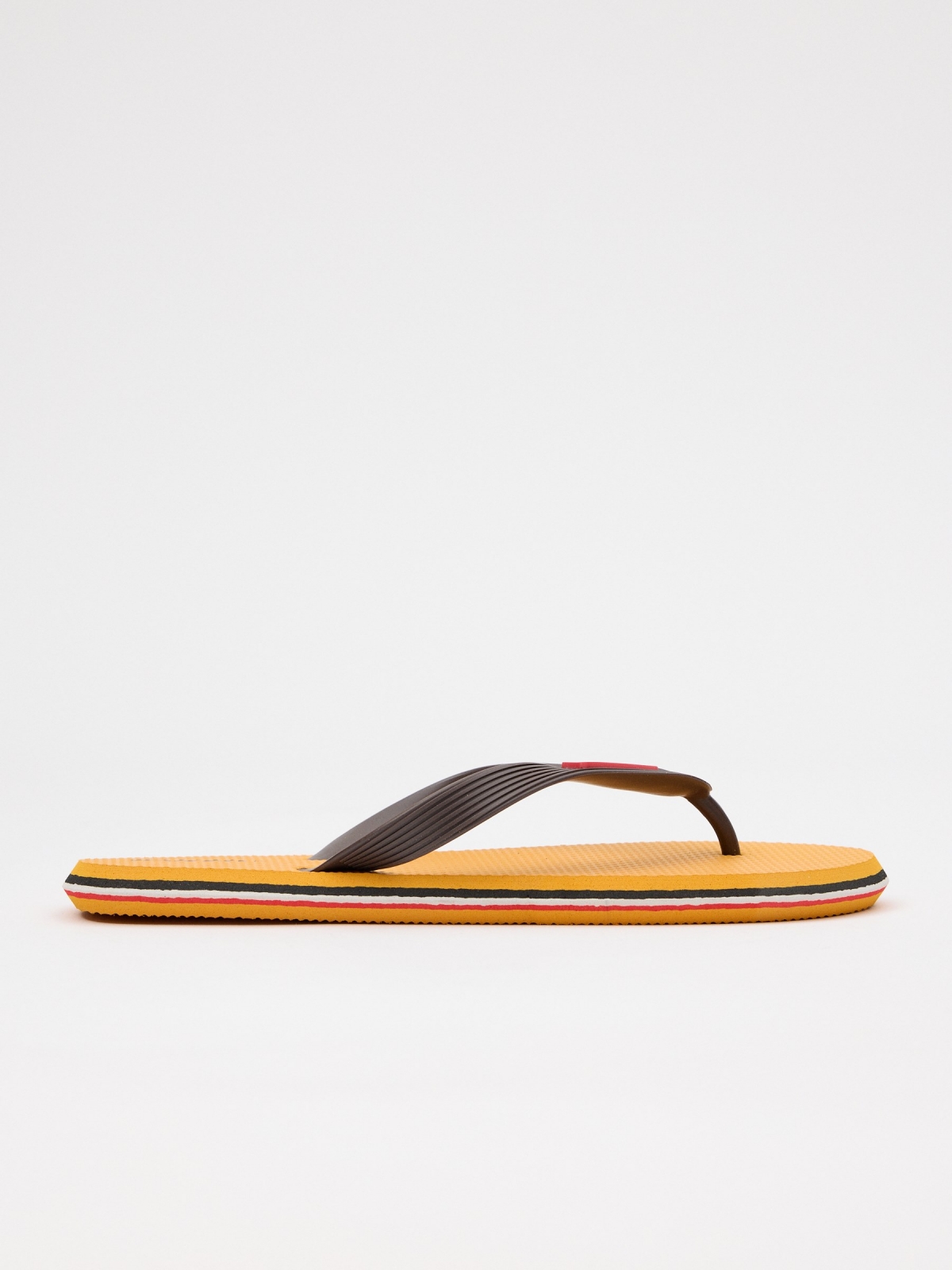 Chinelo de dedo amarelo com tiras gravadas mostarda vista lateral