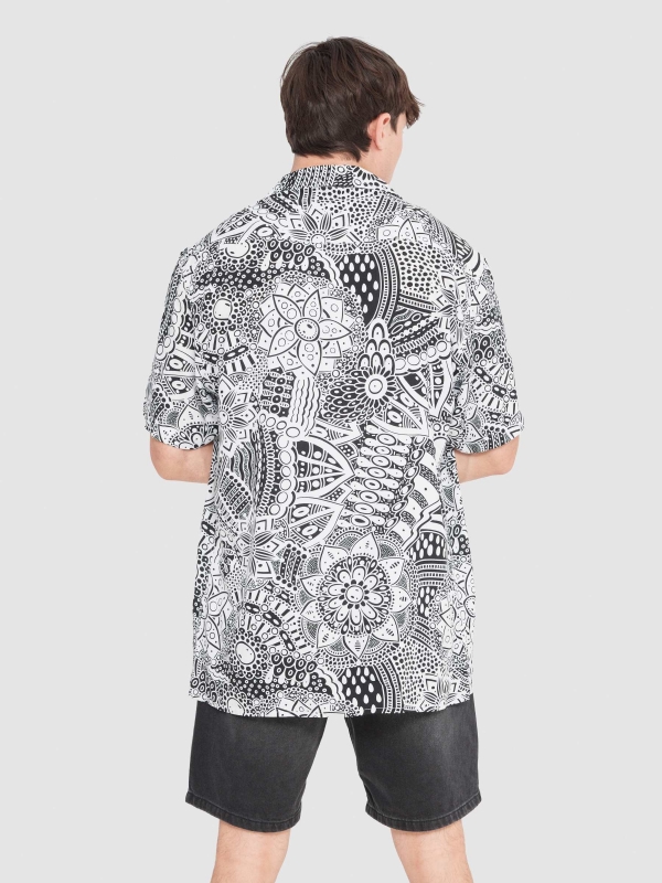 Camisa mandala preto vista meia traseira