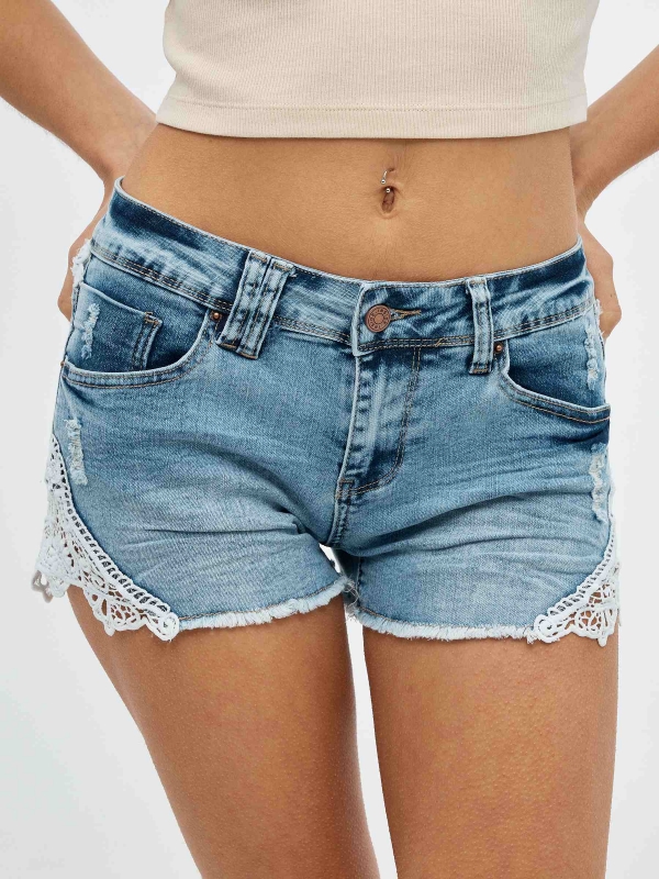 Shorts denim desgastados com crochê azul vista detalhe