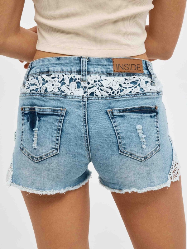 Short denim desgastado crochet azul vista detalle