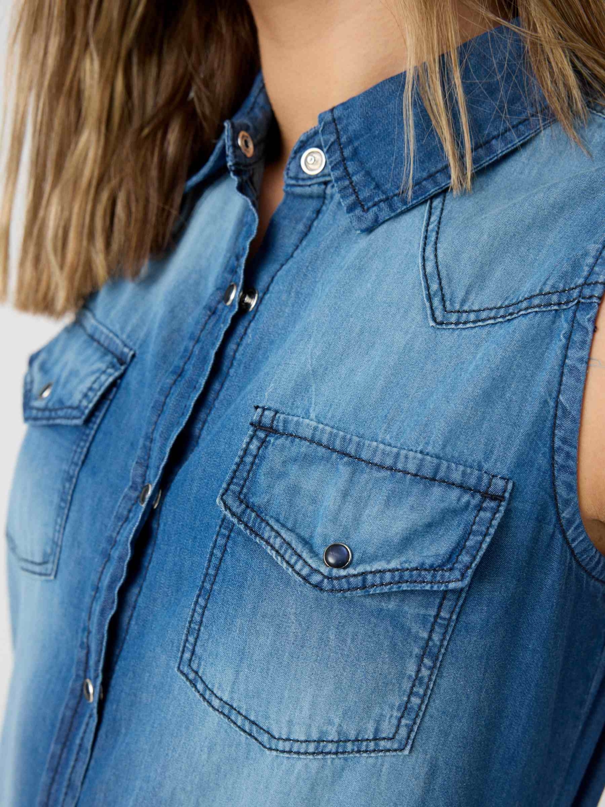 Vestido camisa denim azul vista detalhe