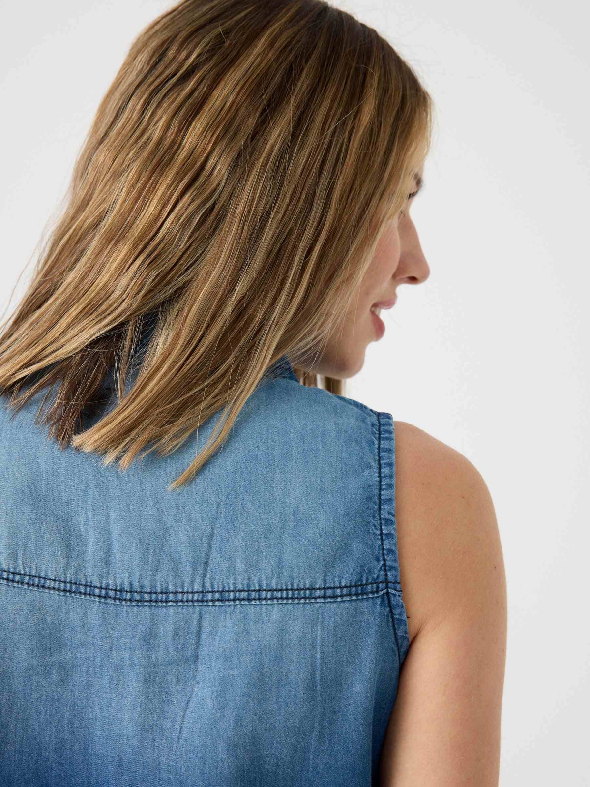 Vestido camisa denim azul vista detalhe