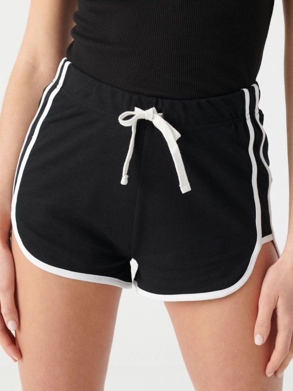 Shorts debrum em contraste preto vista detalhe