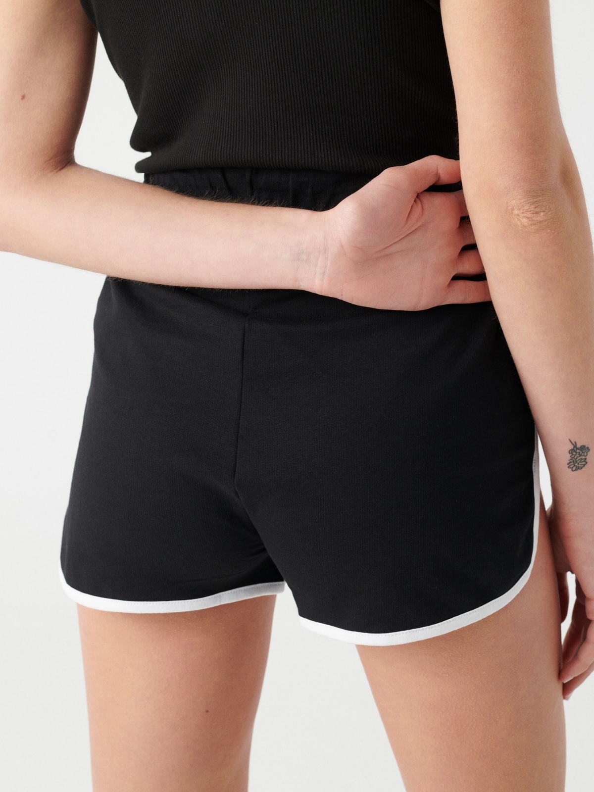 Shorts debrum em contraste preto vista detalhe