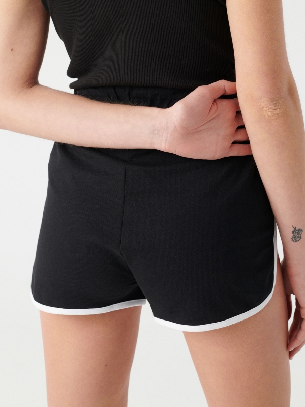 Shorts debrum em contraste preto vista detalhe