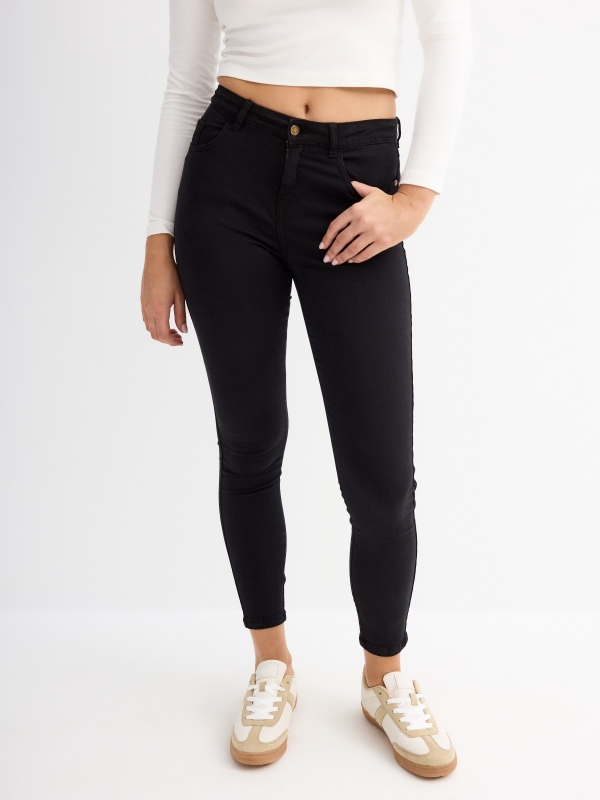 Pantalón skinny color liso negro vista media frontal