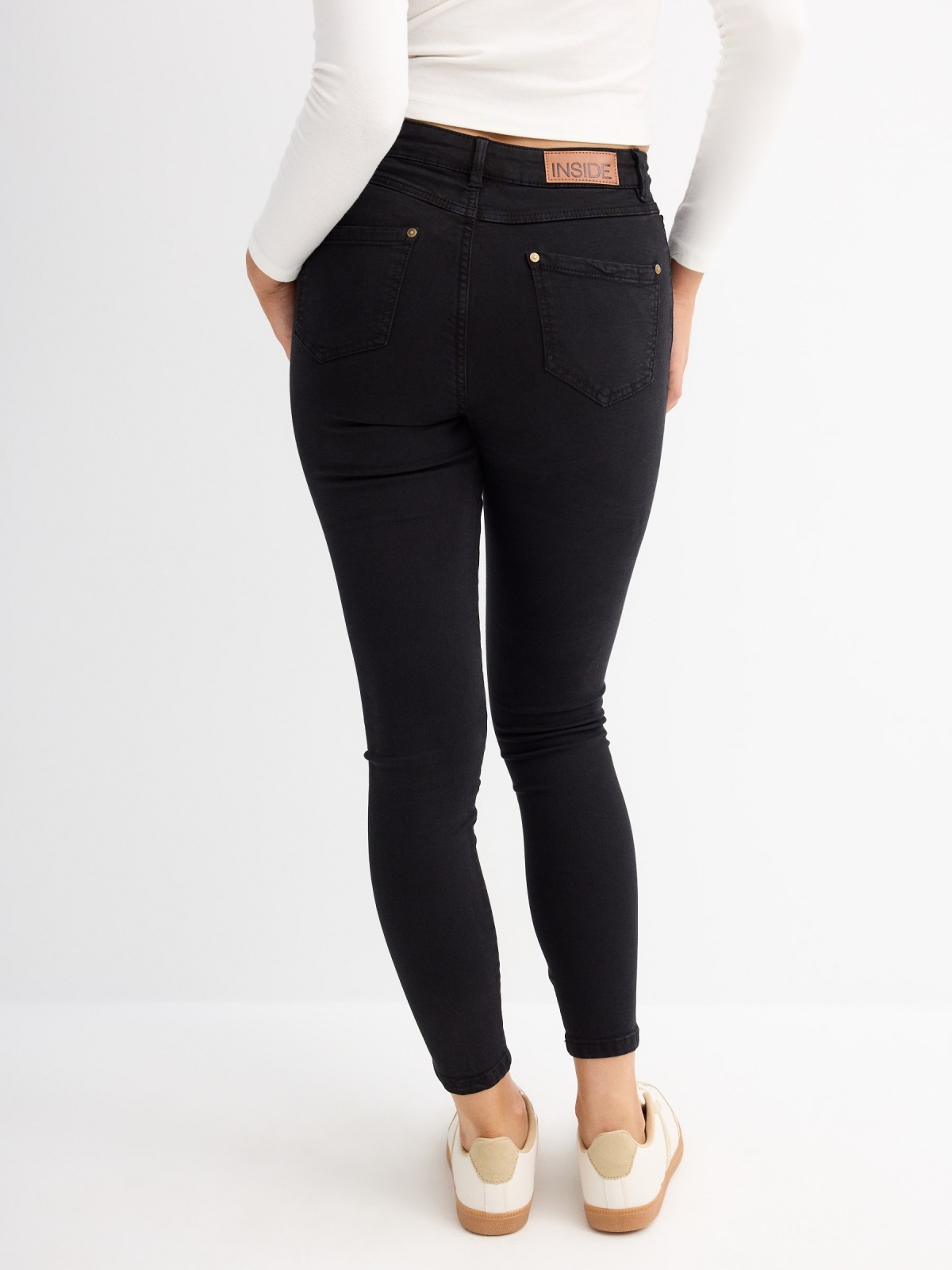 Pantalón skinny color liso negro vista media trasera