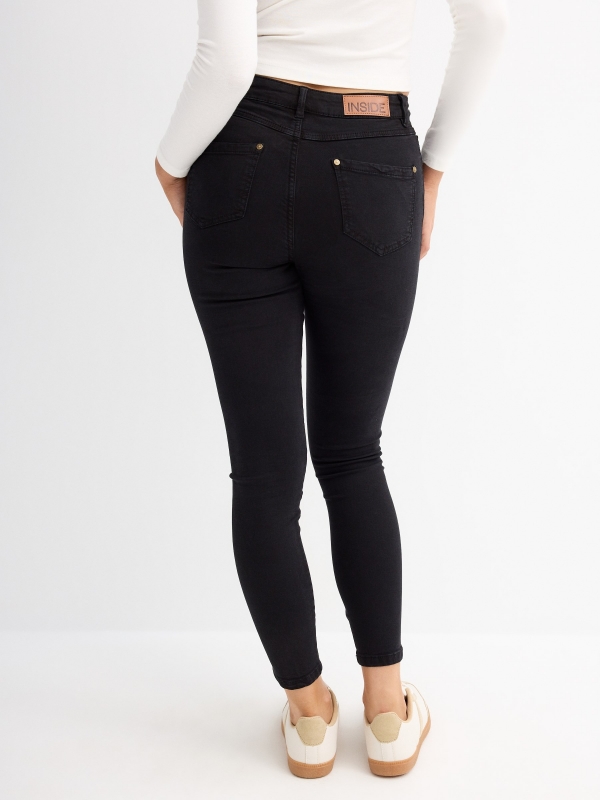 Pantalón skinny color liso negro vista media trasera
