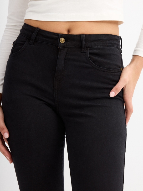 Pantalón skinny color liso negro vista detalle
