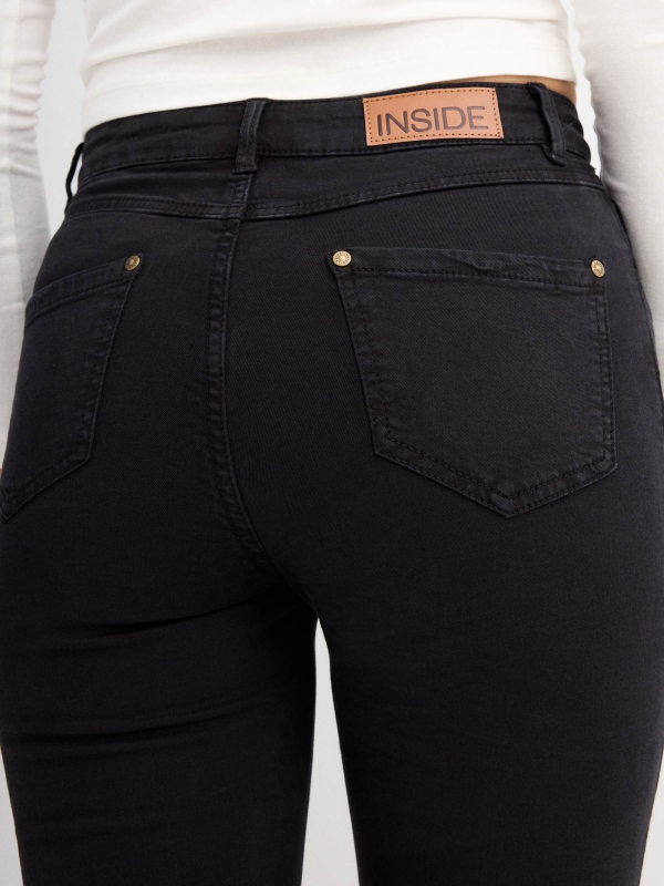 Pantalón skinny color liso negro vista detalle