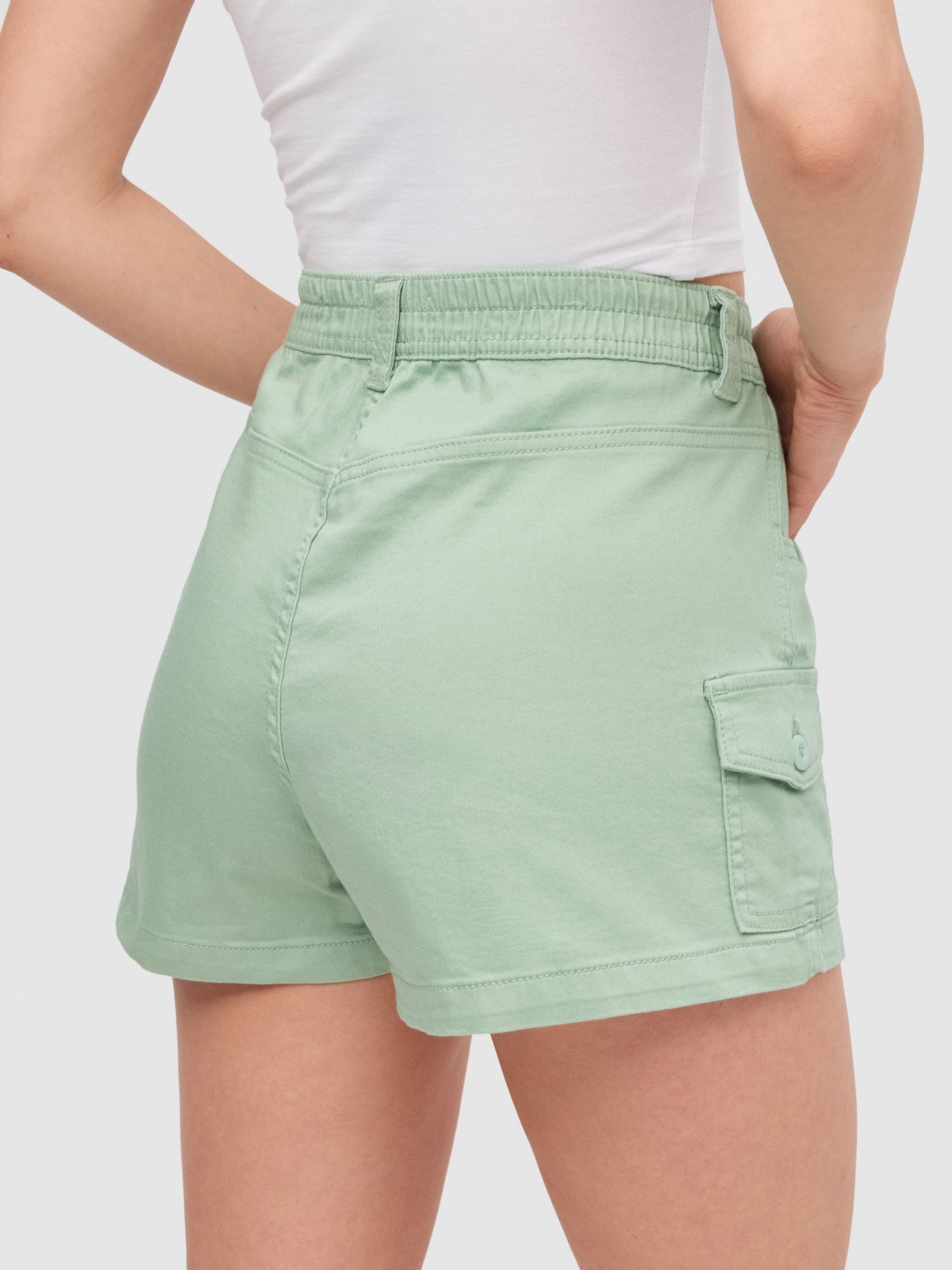 Short cargo verde vista detalle