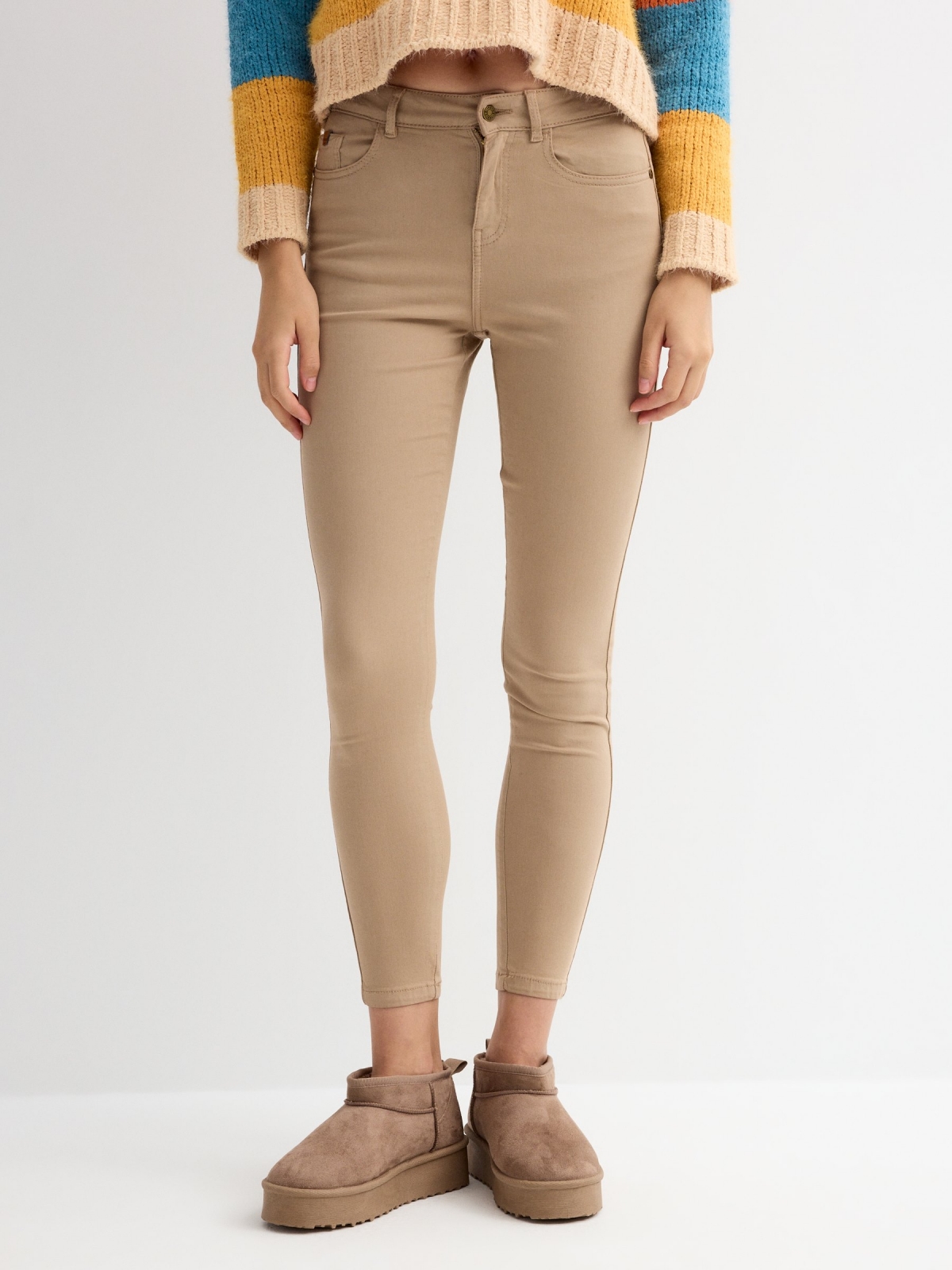 Pantalón skinny color liso beige vista media frontal