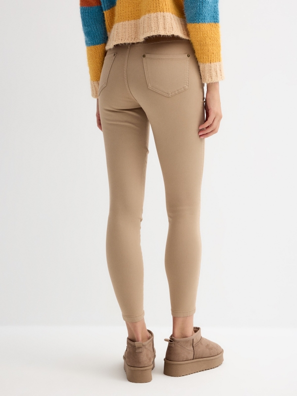 Pantalón skinny color liso beige vista media trasera